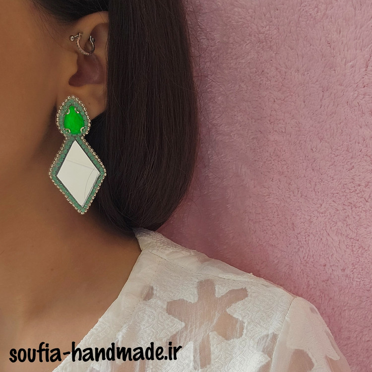 گوشواره جواهردوزی با آینه لوزی و سنگهای سبز نئونی و پاستیلی